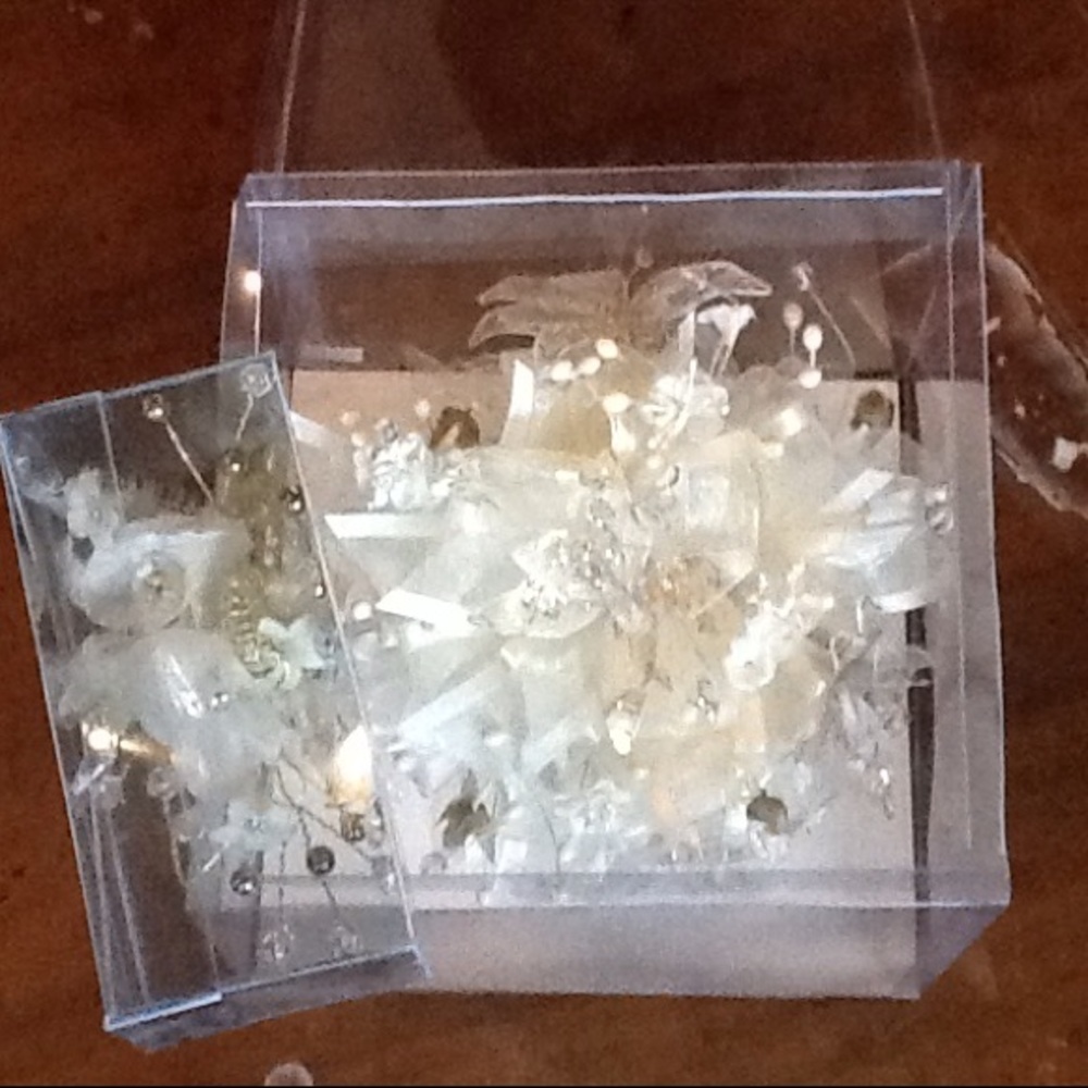 Wedding bouquett and hair pin.